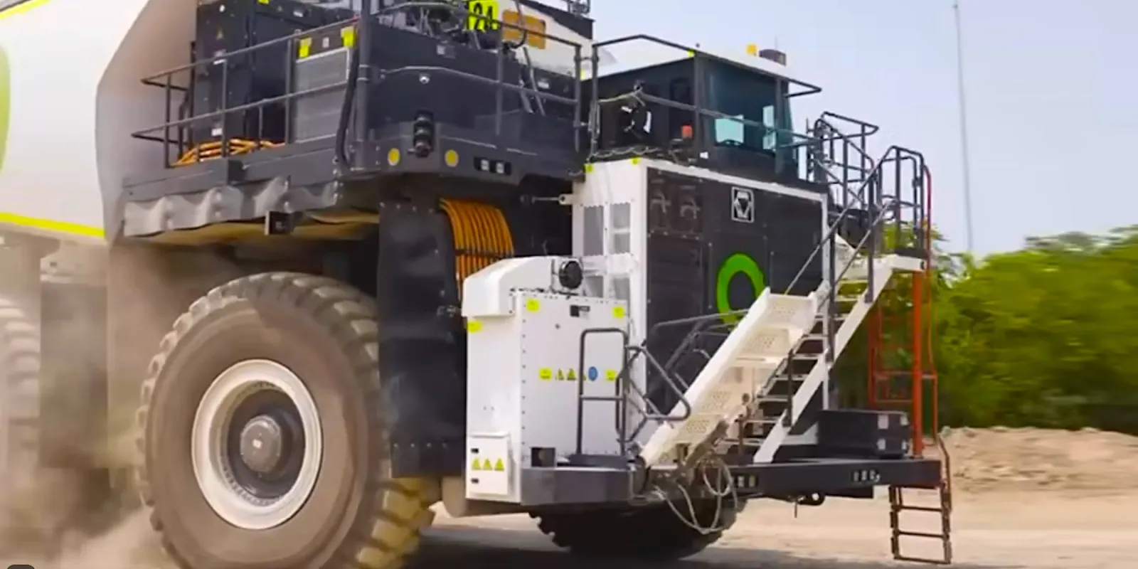 Another day at the office: Fortescue CEO test drives 150 ton haul truck [video] - COWIN industry news